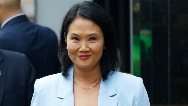 La excandidata presidencial y congresista peruana Keiko Fujimori llega al juzgado especializado en corrupción del Poder Judicial en la apertura del juicio por lavado de activos en el escándalo Odebrecht -por el que podría recibir una pena de hasta 30 años de prisión- en Lima el 1 de julio de 2024. (Juan Carlos Cisneros/AFP vía Getty Images)