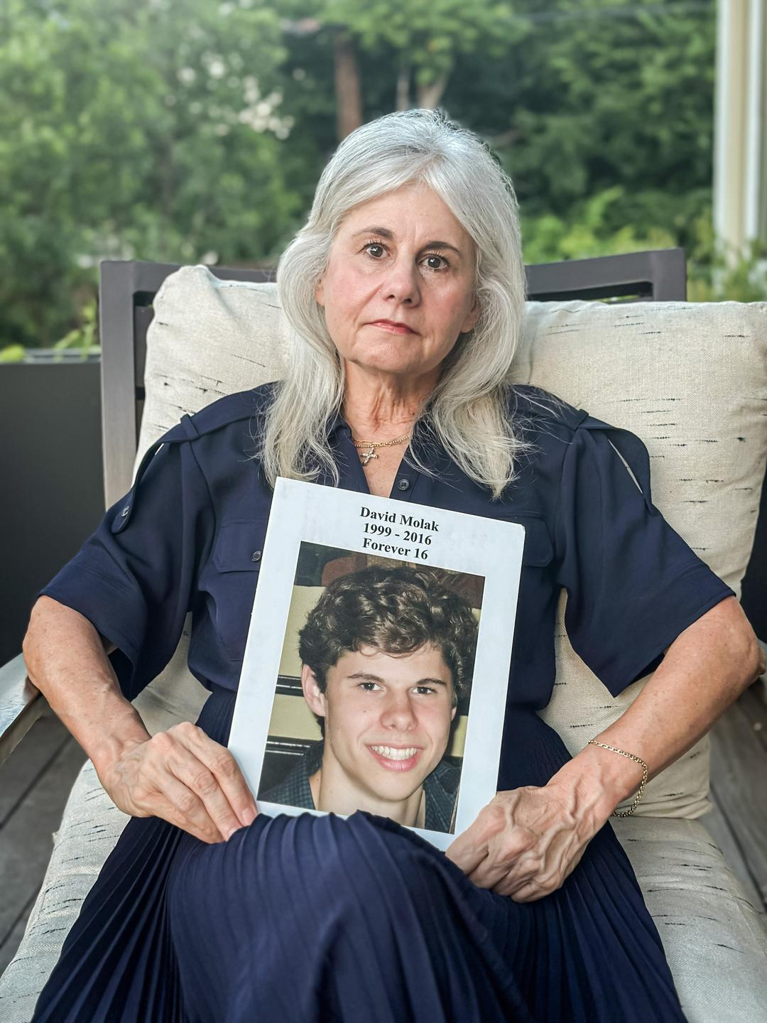 Maurine Molak sostiene una foto de su hijo David, que murió de suicidio tras sufrir ciberacoso a los 16 años, en su residencia de San Antonio el 24 de junio de 2024. (Cortesía de David's Legacy Foundation)