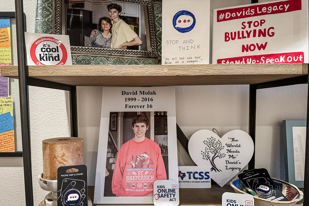 Fotos de David Molak en una estantería de la casa familiar en San Antonio, Texas, el 24 de junio de 2024. David se desinteresó del baloncesto, después de jugar durante años, tras volverse adicto a las redes sociales. (Cortesía de David's Legacy Foundation)