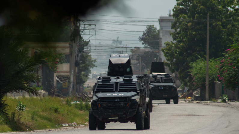 Tanques de policía patrullan la zona cercana al Palacio Nacional en Puerto Príncipe, Haití, el 28 de junio de 2024. (Clarens Siffroy/AFP vía Getty Images)