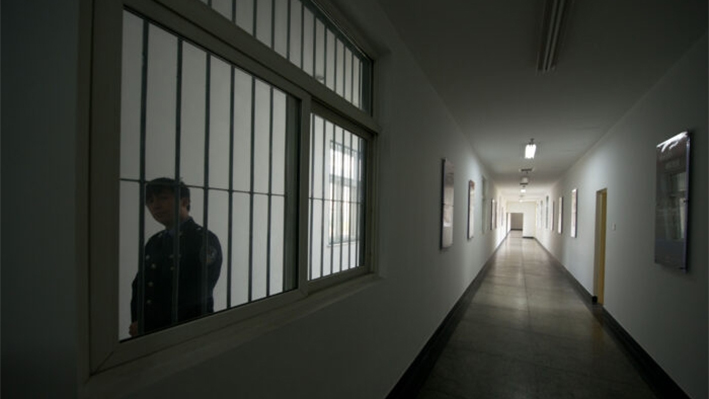 Un guardia mira por la ventana de un pasillo del interior del Centro de Detención nº 1 durante una visita guiada por el gobierno en Beijing, China, el 25 de octubre de 2012. (Ed Jones/AFP vía Getty Images)
