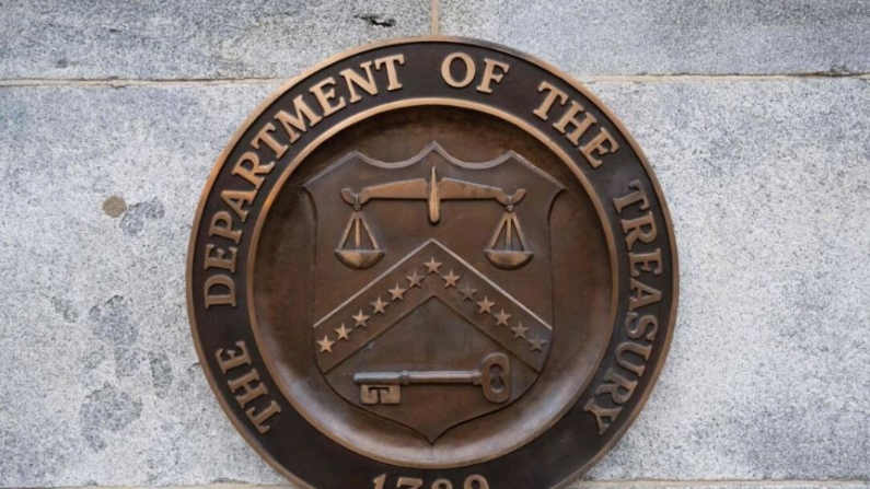 El sello del Departamento del Tesoro de EE. UU. en el edificio del Depto. en Washington el 19 de enero de 2023, (Saul Loeb/AFP via Getty Images)
