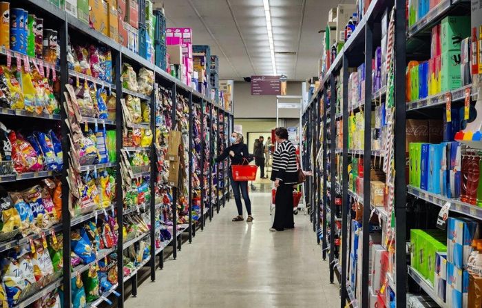 Un grupo de personas compra en la sección de confitería de un supermercado de Australia Occidental el 4 de mayo de 2024. (Susan Mortimer/The Epoch Times)