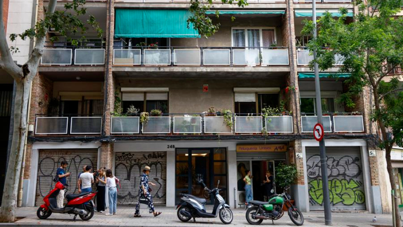 Los cuerpos sin vida de dos personas han sido hallados esta madrugada del lunes en el interior de un edificio de Barcelona, en la imagen, horas antes de ser desahuciadas de una vivienda. EFE/ Quique García