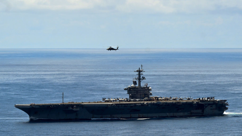 Un helicóptero estadounidense MH-60 Seahawk sobrevuela el portaaviones de propulsión nuclear USS George Washington cerca de la costa colombiana en el Océano Pacífico el 29 de junio de 2024. (Joaquin Sarmiento/AFP vía Getty Images)