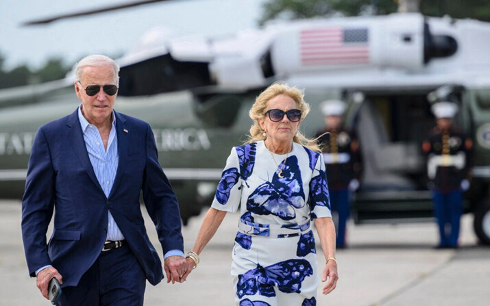 El presidente Joe Biden y la primera dama Jill Biden caminan desde el Marine One para embarcar en el Air Force One, en el aeropuerto Francis S. Gabreski, en Westhampton Beach, Nueva York, el 29 de junio de 2024. (MANDEL NGAN/AFP vía Getty Images)