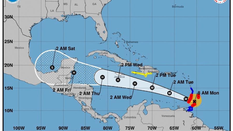 Imagen cedida por el Centro Nacional de Huracanes (NHC) estadounidense donde se muestra el pronóstico de cinco días de la trayectoria del huracán Beryl en la cuenca atlántica. EFE/ Centro Nacional de Huracanes