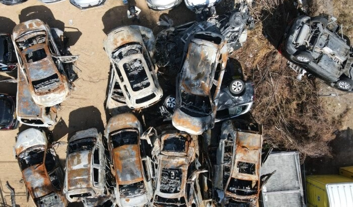 Autos dañados y quemados en la ciudad de Sderot, en el sur de Israel, tras el ataque de Hamas del 7 de octubre de 2023, como se ve en una vista aérea tomada el 17 de octubre de 2023. (Jack Guez/AFP vía Getty Images)