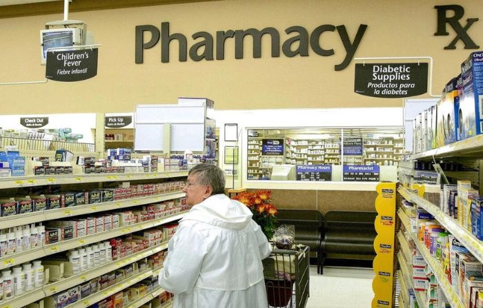 Una mujer compra en la zona de farmacia de una tienda Wal-Mart en Mount Prospect, Illinois, el 21 de septiembre de 2006. (Tim Boyle/Getty Images)
