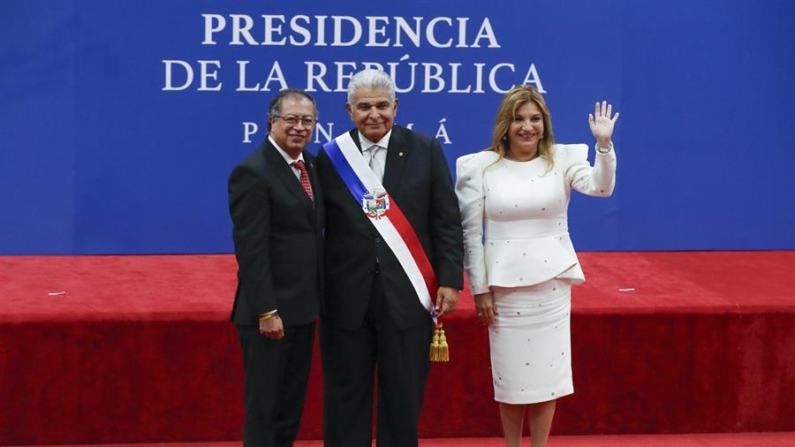 El presidente de Panamá, José Raúl Mulino (c), y su esposa, Maricel Cohen (d), posan con el presidente de Colombia, Gustavo Petro, luego de su investidura el 1 de julio de 2024 en la Ciudad de Panamá (Panamá). EFE/ Bienvenido Velasco