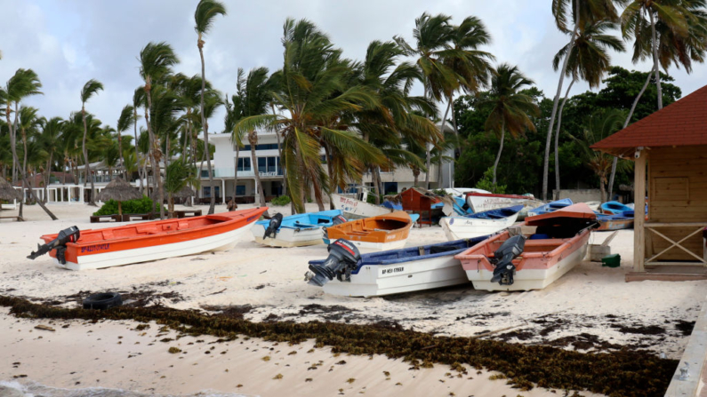 Barcos permanecen en la orilla de la playa de Cabeza de Toro en Punta Cana, República Dominicana, el 1 de julio de 2024, antes de que el huracán Beryl azotara el Caribe. (Erickson Polaco/AFP vía Getty Images)