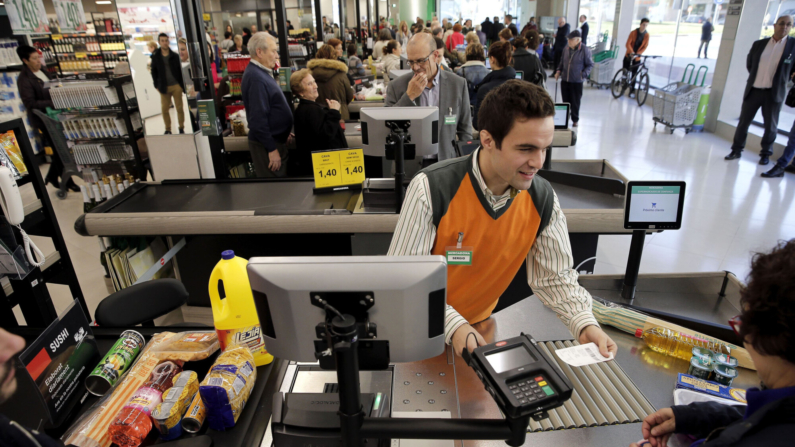 En la imagen un empleado atiende la caja de un supermercado de Valencia. EFE/Manuel Bruque