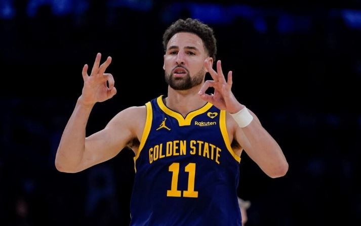 El escolta de los Golden State Warriors Klay Thompson gesticula tras encestar una canasta de 3 puntos contra Los Angeles Lakers en Los Angeles el 9 de abril de 2024. (Ryan Sun/AP Photo)