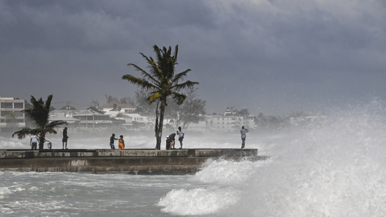 Personas visitan un muelle durante una marea alta tras el paso del huracán Beryl en Oistins, cerca de Bridgetown, Barbados, el 1 de julio de 2024. (CHANDAN KHANNA / AFP vía Getty Images)