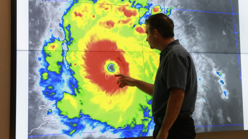 John Cangialosi, Especialista Principal en Huracanes del Centro Nacional de Huracanes, inspecciona una imagen satelital del huracán Beryl, el primer huracán de la temporada 2024, en el Centro Nacional de Huracanes el 01 de julio de 2024 en Miami, Florida. (Joe Raedle/Getty Images)