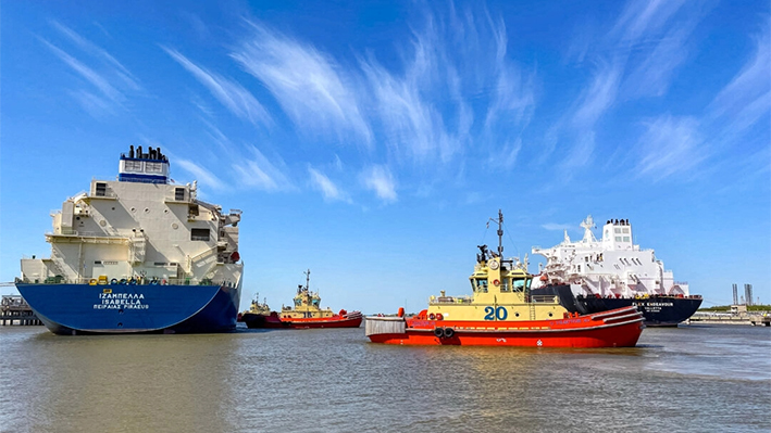 Un buque cisterna de GNL es guiado por remolcadores en la unidad de exportación de GNL Cheniere Sabine Pass en Cameron Parish, Luisiana, EE.UU., 14 de abril de 2022. (Reuters/Marcy de Luna)
