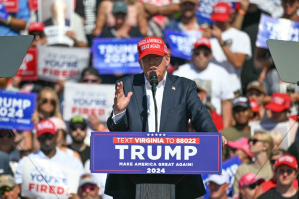 El expresidente de EE. UU. y candidato presidencial republicano Donald Trump habla durante un mitin de campaña en el histórico Greenbrier Farms en Chesapeake, Virginia, el 28 de julio de 2024. (Jim Watson/AFP vía Getty Images)