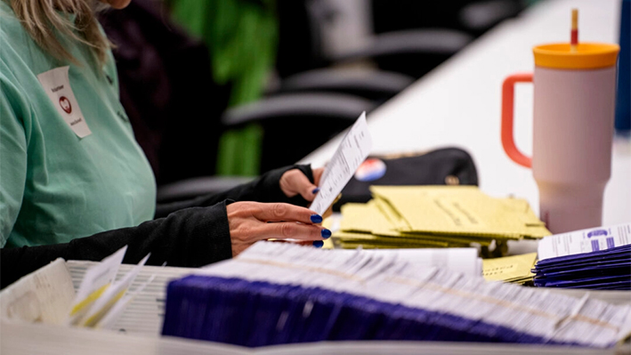 Una voluntaria electoral prepara las boletas de voto por correo para escanearlas en el Centro de Gobierno del Condado de Lancaster en Lancaster, Pensilvania, el 23 de abril de 2024. (Madalina Vasiliu/The Epoch Times)
