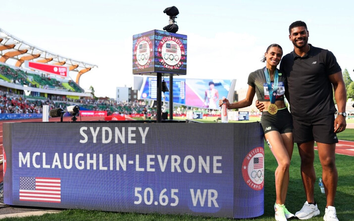 La medallista de oro Sydney McLaughlin-Levrone y Andre Levrone posan con su nuevo récord mundial en la final femenina de 400 metros vallas en el décimo día de las pruebas de atletismo del equipo olímpico de EE.UU., en Eugene, Oregón, el 30 de junio de 2024. (Patrick Smith/Getty Images)