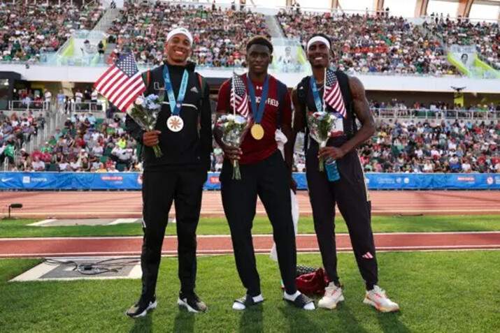 El medallista de plata Russell Robinson, el medallista de oro Salif Mane y el medallista de bronce Donald Scott posan con sus medallas después de competir en la final de triple salto masculino en el décimo día de las pruebas de atletismo por equipos olímpicos de EE.UU. de 2024, en Eugene, Oregón, el 30 de junio de 2024. (Christian Petersen/Getty Images)