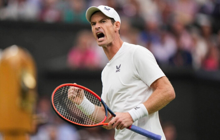 El británico Andy Murray celebra un punto ganado al británico Ryan Peniston durante el partido de primera ronda de individuales masculinos en el segundo día de los campeonatos de tenis de Wimbledon en Londres el 4 de julio de 2023. (Alberto Pezzali/Foto AP)
