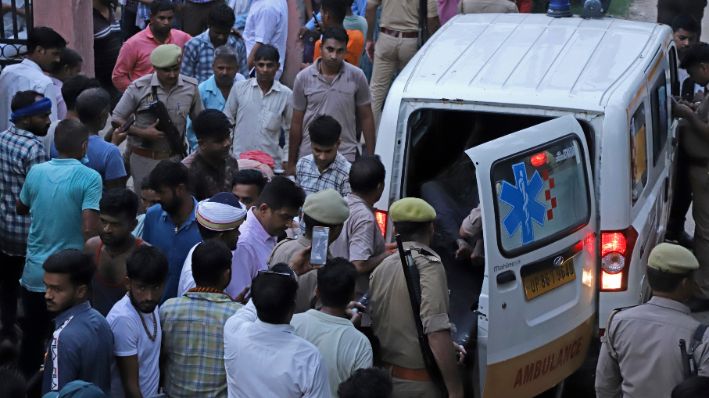Un herido llega en ambulancia al hospital de Sikandrarao, en el distrito de Hathras, a unos 350 kilómetros al suroeste de Lucknow, India, el martes 2 de julio de 2024. (AP Photo/Manoj Aligadi)