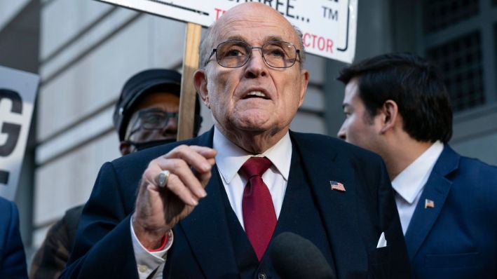 Rudy Giuliani habla durante una rueda de prensa a las puertas de una corte federal en Washington, el 15 de diciembre de 2023. (AP Photo/Jose Luis Magana, Archivo) 