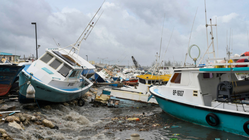 Barcos de pesca dañados descansan en la orilla tras el paso del huracán Beryl en el mercado de pescado de Bridgetown, Bridgetown, Barbados, el 1 de julio de 2024. (Randy Brooks/AFP vía Getty Images)