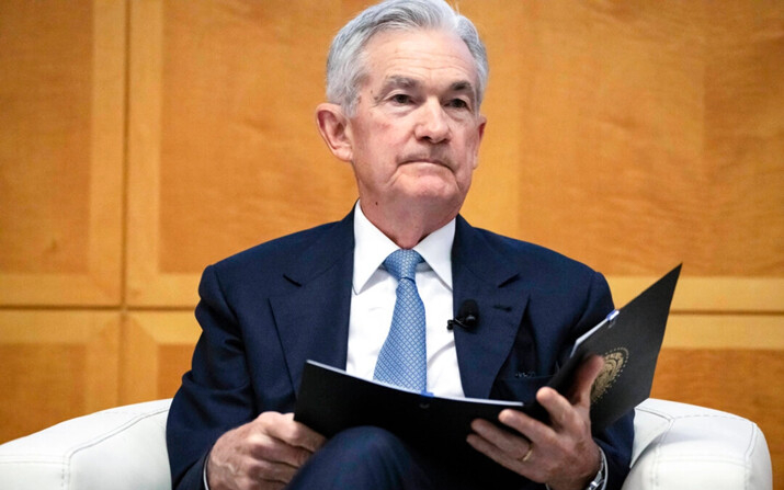 El presidente de la Reserva Federal, Jerome Powell, es presentado en la Conferencia de Investigación Jacques Polak en el Fondo Monetario Internacional, en Washington, el 9 de noviembre de 2023. (Mark Schiefelbein/AP)