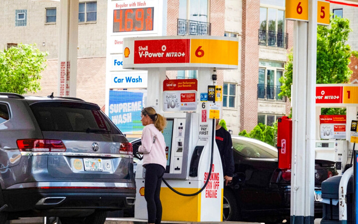 Precios de la gasolina en una gasolinera de Chicago, el 21 de mayo de 2024. (Scott Olson/Getty Images)