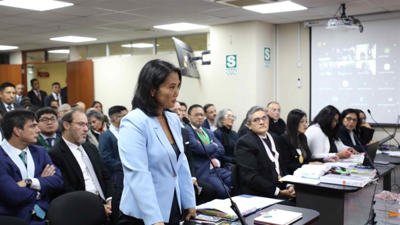 Fotografía cedida por el Poder Judicial de la excandidata presidencial peruana Keiko Fujimori (c) durante el inicio de su juicio por lavado de activos el 1 de julio de 2024 en la Corte Superior Nacional de Justicia, en Lima (Perú). EFE/ Poder Judicial