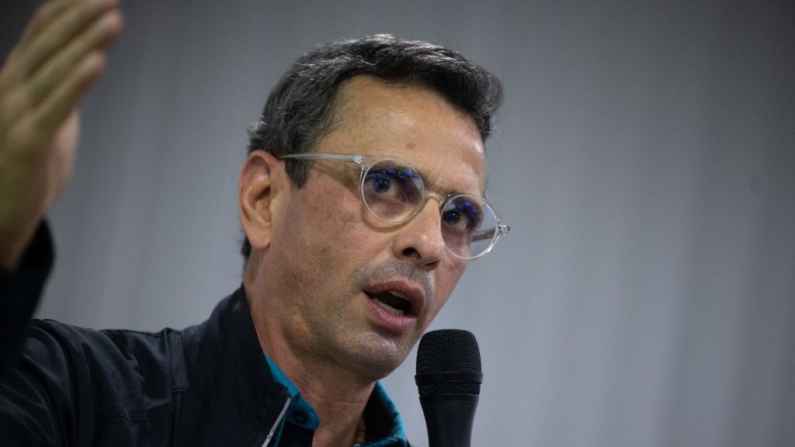 El líder del partido político venezolano Primero Justicia, Henrique Capriles, habla durante una reunión con la Asociación de Prensa Extranjera, en Caracas (Venezuela) el 10 de octubre de 2023. (Federico Parra/AFP vía Getty Images)