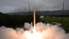 EE.UU. completa prueba de vuelo de misil hipersónico en carrera armamentística contra China