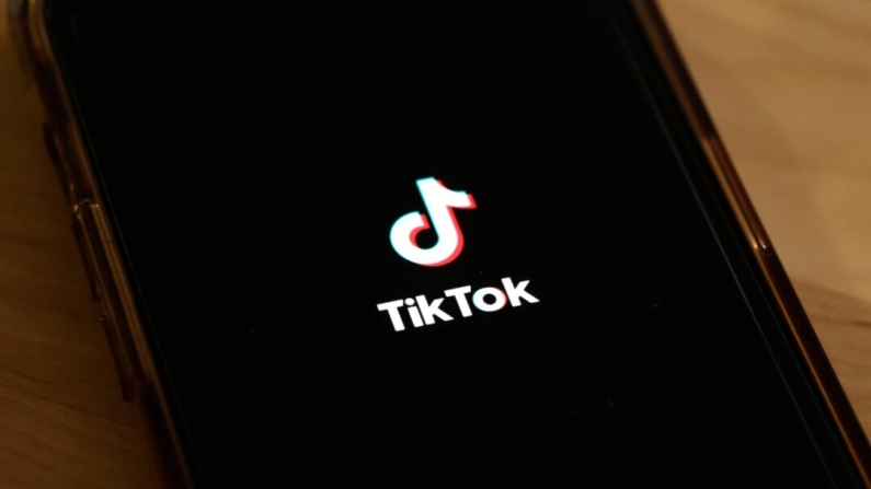 La aplicación TikTok se ve en un teléfono móvil en Nueva York, el 13 de marzo de 2024. (Michael M. Santiago/Getty Images)