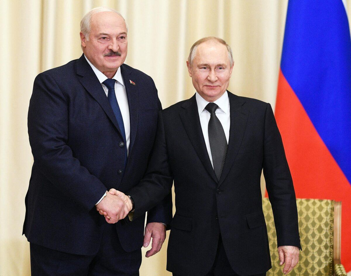 El presidente ruso, Vladimir Putin (d), se reúne con su homólogo bielorruso, Alexander Lukashenko, en la residencia estatal de Novo-Ogaryovo, cerca de Moscú, el 17 de febrero de 2023. (Vladimir Astapkovich/SPUTNIK/AFP vía Getty Images)