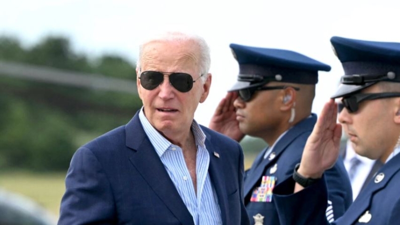 El presidente Joe Biden sube al Air Force One en el aeropuerto Francis S. Gabreski de Westhampton Beach, Nueva York, el 29 de junio de 2024. (Mandel Ngan/AFP vía Getty Images)