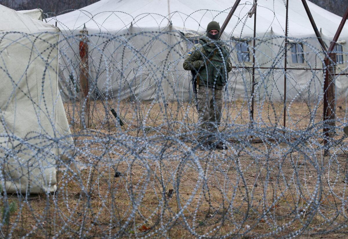 Un miembro del Servicio Estatal de Guardia de Fronteras de Ucrania cerca de la frontera con Bielorrusia y Polonia en la región ucraniana de Volyn el 16 de noviembre de 2021. (Gleb Garanich/Reuters)