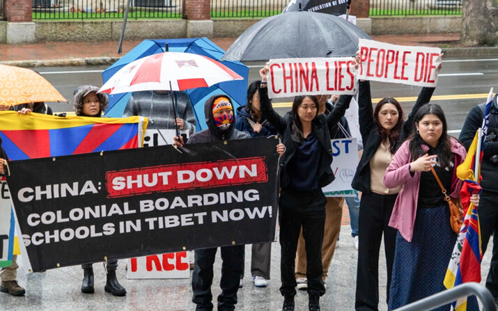 Estudiantes y activistas protestan contra los abusos a los derechos humanos de la China comunista durante una visita del embajador chino a la Harvard Kennedy School, en Cambridge, Massachusetts, el 20 de abril de 2024. (Learner Liu/The Epoch Times)