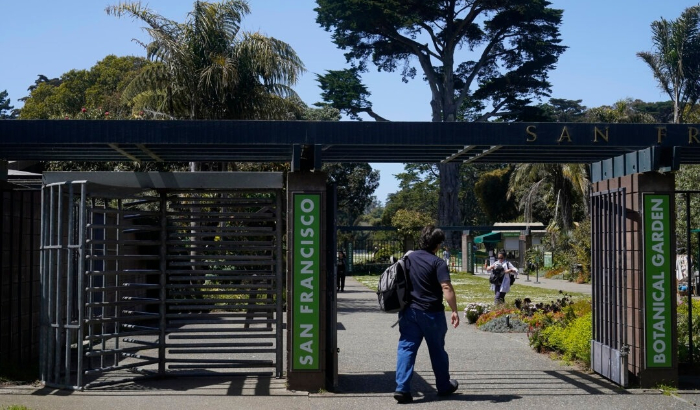 La gente visita el Jardín Botánico en el Golden Gate Park de San Francisco, el 24 de abril de 2023. (Foto Jeff Chiu/AP)