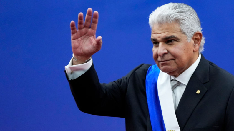 El nuevo presidente de Panamá, José Raúl Mulino, saluda tras su ceremonia de investidura en el Centro de Convenciones Atlapa de Ciudad de Panamá (Panamá) el 1 de julio de 2024. (Arnulfo Franco/AFP vía Getty Images)