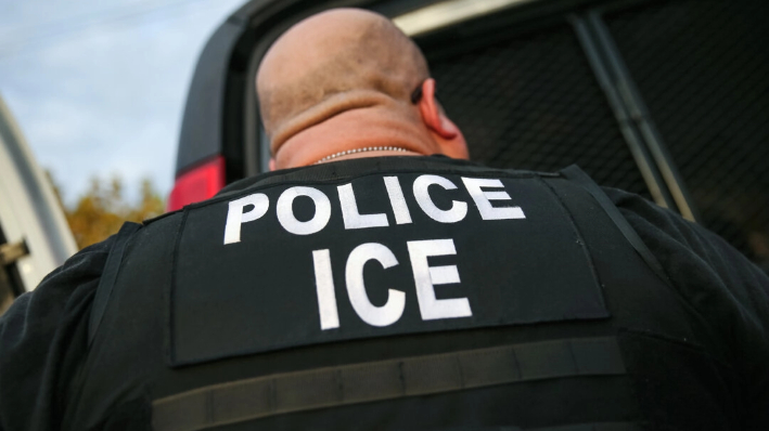 Un agente del Servicio de Inmigración y Control de Aduanas detiene a un inmigrante ilegal en una foto de archivo. (John Moore/Getty Images)
