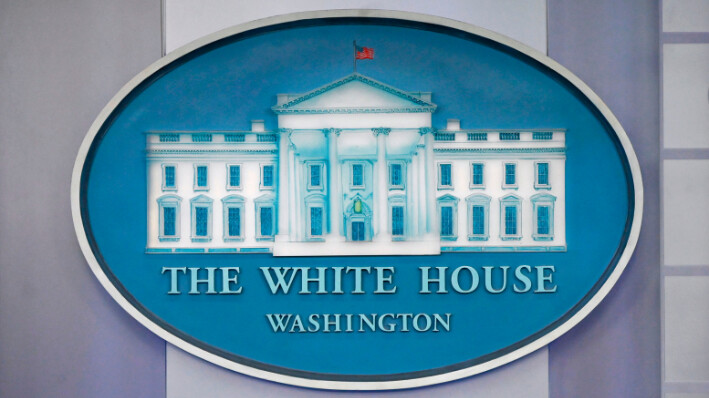 El logo de la Casa Blanca se muestra en la sala de prensa de la Casa Blanca en Washington, DC, el 31 de enero de 2020. (ANDREW CABALLERO-REYNOLDS/AFP vía Getty Images)
