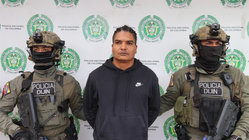 Fotografía cedida por la Policía Nacional de Colombia donde se observan a integrantes de la Dirección de Investigación Criminal e Interpol (DIJIN), mientras custodian al ciudadano venezolano Larry Amaury Álvarez Núñez, alias 'Larry Changa' el 1 de julio de 2024 luego de ser capturado y trasladado a Bogotá (Colombia). EFE/ Policía Nacional de Colombia