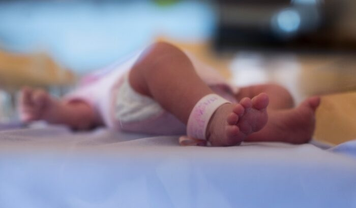 Fotografía de archivo de los pies de un recién nacido. (Fred Dufour/AFP vía Getty Images)