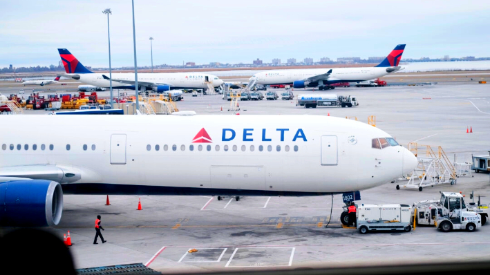 Aviones de Delta en la pista del aeropuerto John F. Kennedy (JFK) de Nueva York el 31 de enero de 2020. (Spencer Platt/Getty Images)