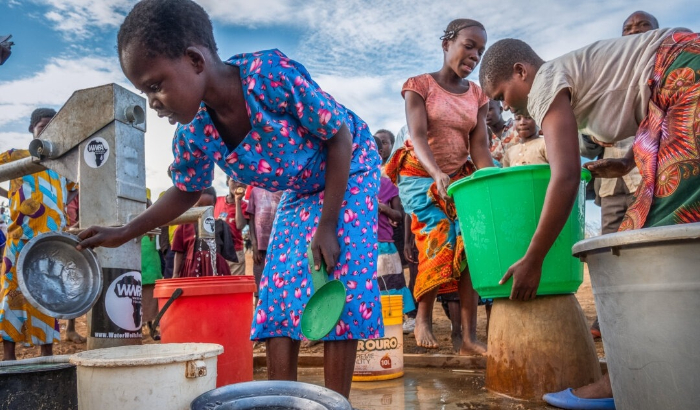Los habitantes de la aldea disfrutan de agua limpia de un pozo construido por Water Wells for Africa el 6 de julio de 2018. (John Fredricks/The Epoch Times)