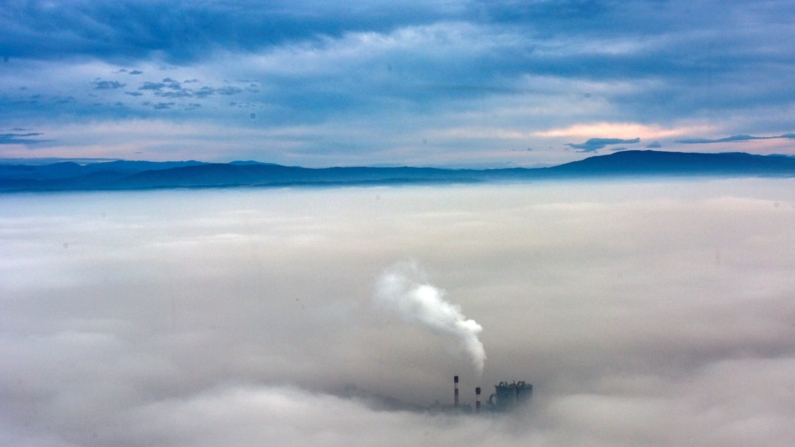 El humo de una fábrica se eleva sobre una espesa capa de niebla y contaminación en Skopje, Macedonia, en una imagen de archivo. EFE/Georgi Licovski