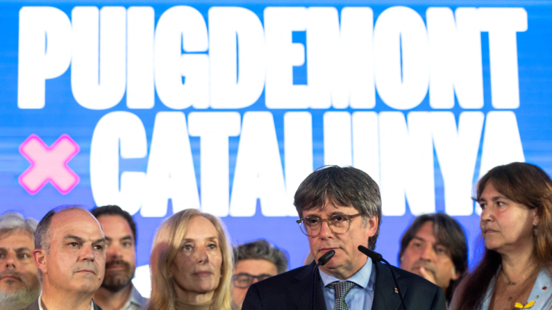 Imagen del líder separatista catalán, diputado español en el Parlamento Europeo y fundador del partido Junts per Catalunya (Juntos por Cataluña) Carlos Puigdemont (2ºR)  (Foto de MATTHIEU RONDEL/AFP vía Getty Images)