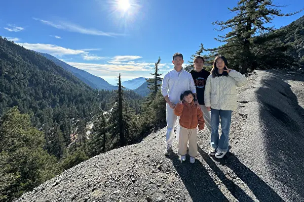 Yang Zhigang (izq.) con su familia en Lytle Creek, California, el 23 de diciembre de 2022. La policía china supuestamente acosó a sus padres en China después de que él se uniera a las actividades contra el PCCh en Estados Unidos. (Cortesía de Yang Zhigang)