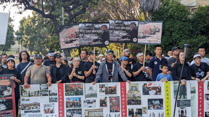 Activistas por los derechos humanos celebran una vigilia con velas para conmemorar el 35 aniversario de la masacre de la Plaza de Tiananmen en Beijing, en Los Ángeles, California, el 4 de junio de 2024. (Shawn Ma/The Epoch Times)
